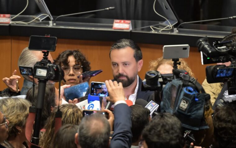 El diputado federal Arturo Ávila habla con medios de comunicación en el recinto legislativo